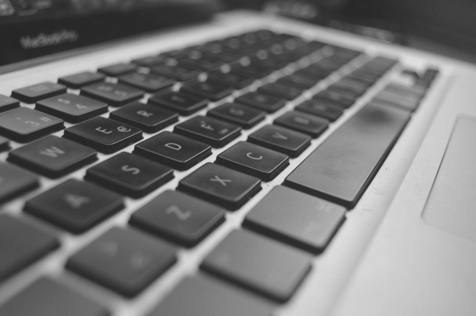 Studenti che lavorano con software di web design in aula